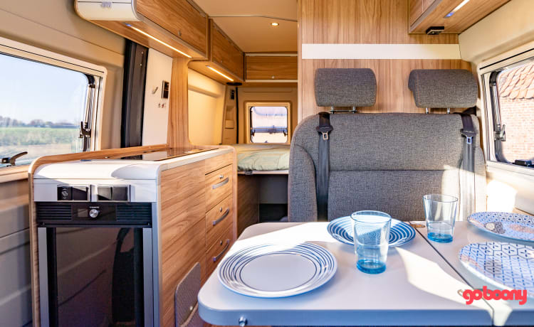 Hymer 2021 4p : voyage tout équipé et compact