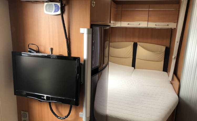 Krabje – Super mooie reis camper 4 personen met Airco Woonruimte en hefbed