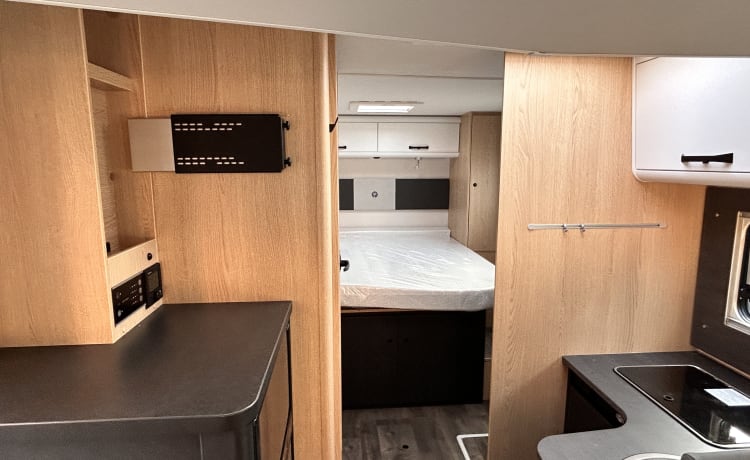 T690 – Nieuw Sunlight T690L semi integraal camper 4 pers. Mj24