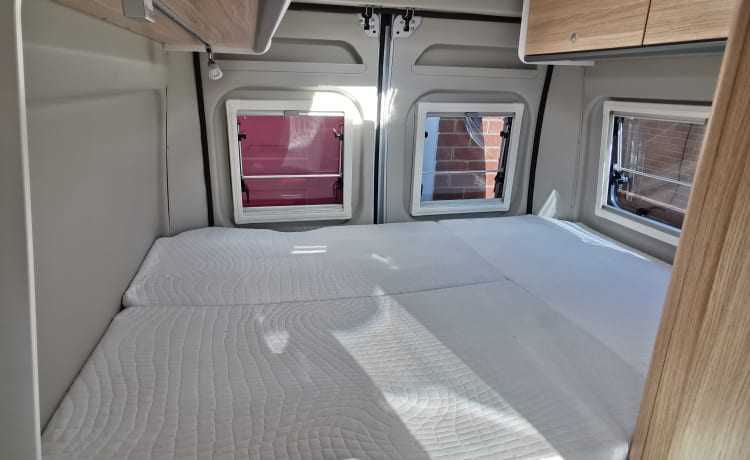 Sunlight Cliff 600 Wohnmobil mit 3 Schlafplätzen und festem Bett