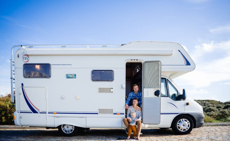 Casa – Spacious alcove family camper incl. surfboard!