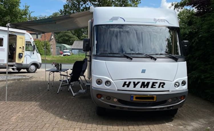 Beautiful camper with XXL garage and super layout!