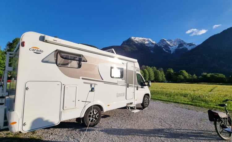 Compacte luxe camper Carado T 337 met enkele bedden, TV en airco