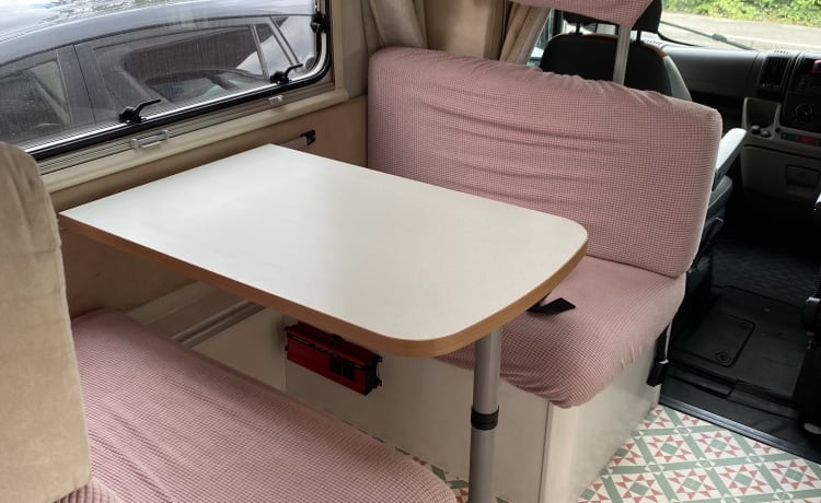 Rizzo  – Splendido camper per famiglie con 6 posti letto con biancheria da letto, completamente attrezzato. cuccette posteriori.