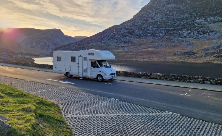 Insurance Included in rental – Perfektes Familien-Wohnmobil mit 6 Schlafplätzen „off grid“