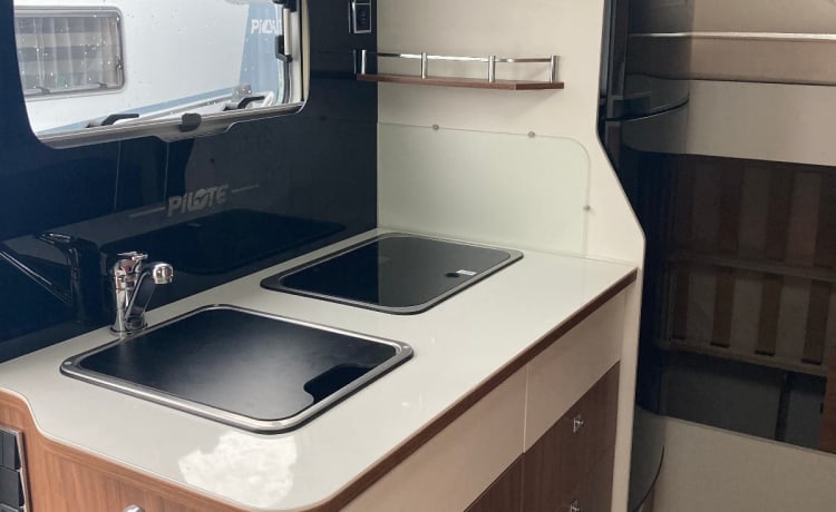 Camper 2 – Geräumiger und luxuriöser Familiencamper Pilote für 6 Personen mit Playstation und LED-TV!