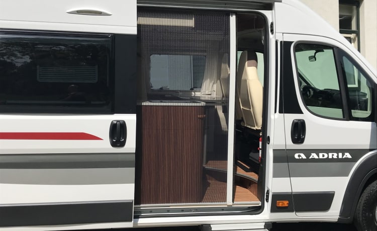 Twinny – Adria 640 SLX, lengtebedden, zonnepaneel, trekhaak, imperiaal, fietsenrek