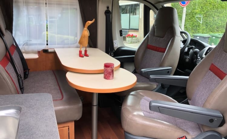 Malibu Van – Compact luxury Malibu bus camper with low bed!