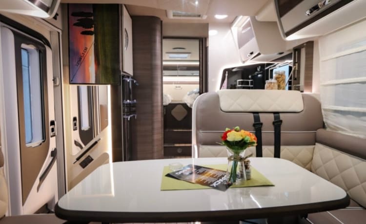 Carat 2022 – Luxury 5 person McLouis carat Semi-Integral model 2022