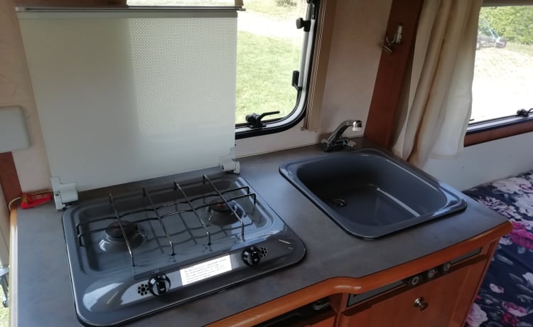 Complete and compact 5-person house on wheels