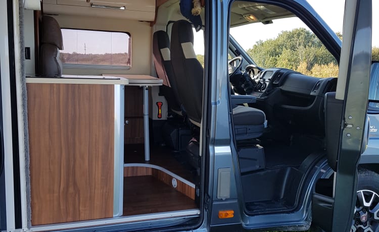 vakantiehuisje op 4 wielen – 2p Karmann bus, with air conditioning in living area