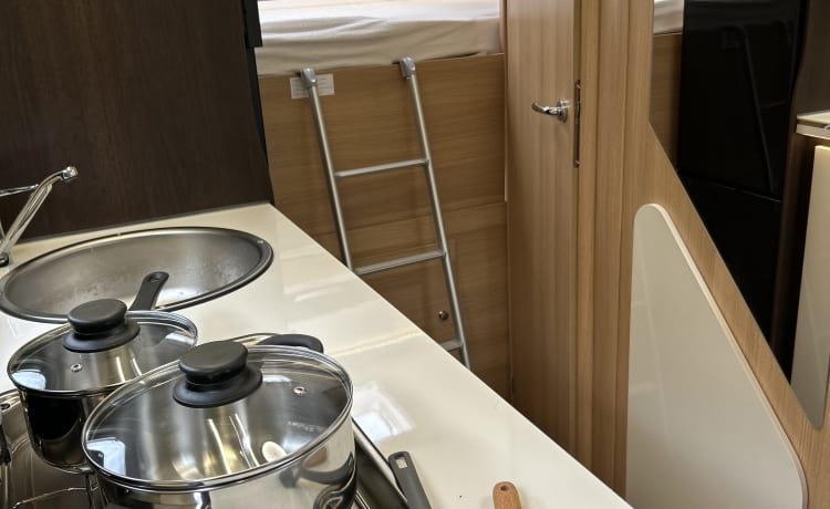 Queen Louise 2 – Nieuwe luxe 6-persoons alkoofcamper