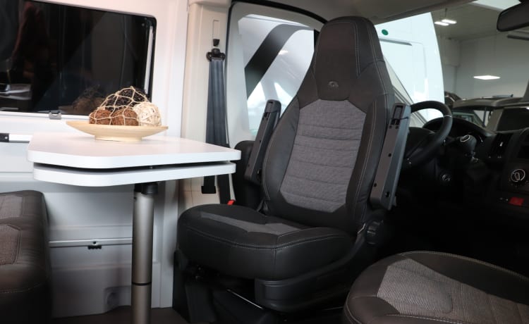 Roadhouse camperverhuur naam Surfer House – Nieuwe buscamper Adria Mobil 2023