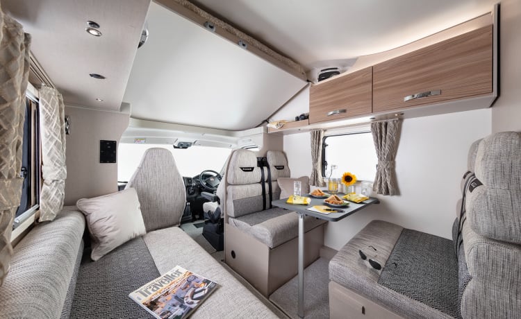 Sarah – VOLLEDIG UITGERUSTE MODERNE LUXE CAMPERVERHUUR - Swift Edge 486