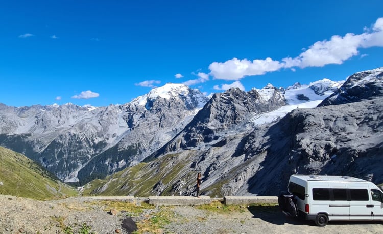 Onnie – Onnie auf der Straße | Offgrid Vanlife