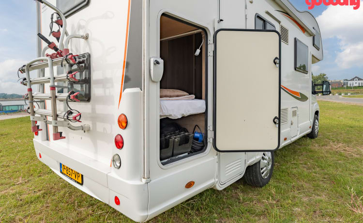 Fransie  – Luxe 5/6/7 persoons Alkoof camper uit 2017 : Fransie