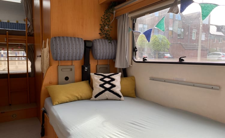 Hymer ruime 6p Familiecamper met stapelbed 