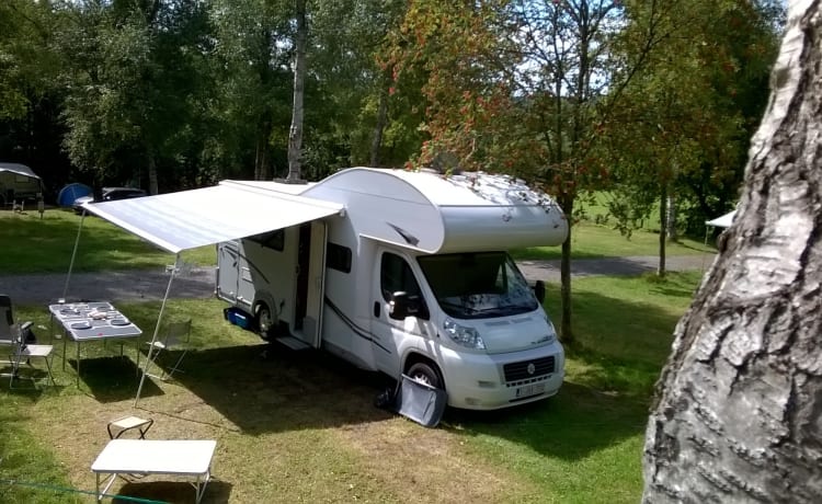 Camping-car alcôve entièrement meublé