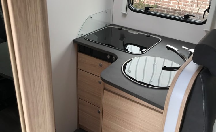 14 – Luxe automaat camper met queensbed en hefbed!