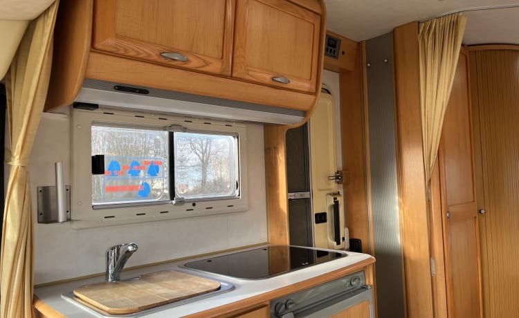 Hymer B575, AUTOMATIC, Air conditioning, Fixed bed and Lift-down bed 5 pers. sleeping/seating