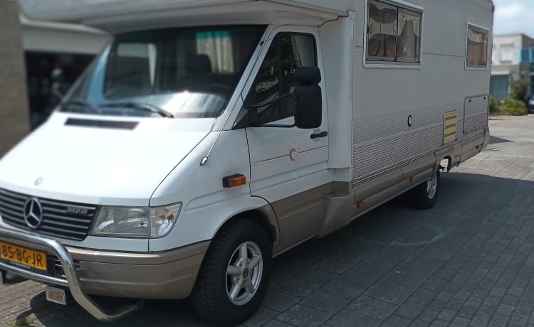 Biggie Waggie – Geräumiger Mercedes / Rimor 748 Familiencamper