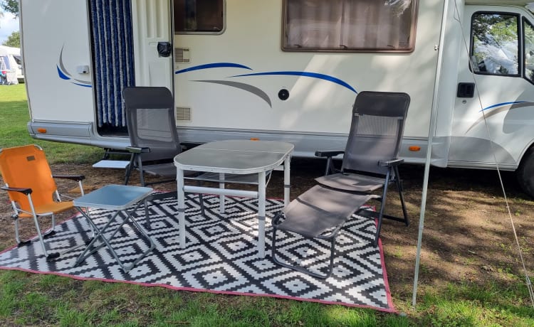 Wonderfully spacious and neat family camper for rent