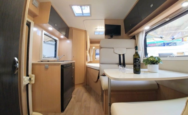 A-type – Jonge camper, automaat, navigatie, 2 x airco, 200 gratis extra's