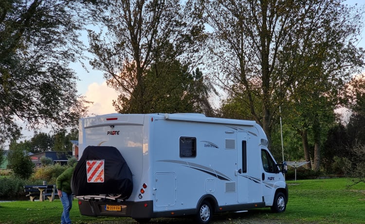 Compleet uitgeruste Pilote camper half-integraal