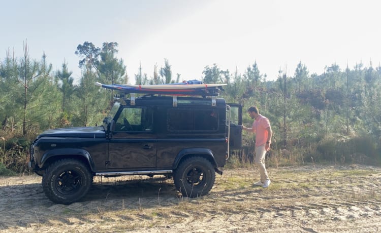 Defender 90 met rooftop tent