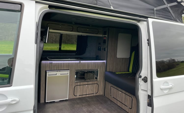 Junior – Nieuw omgebouwde 4 persoons Volkswagen Camper uit 2011