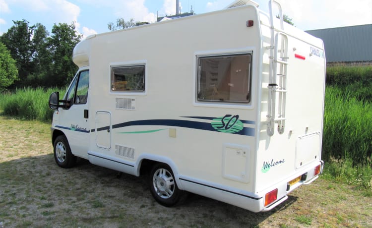 De Chausson – Beautiful 2 person compact Chausson camper