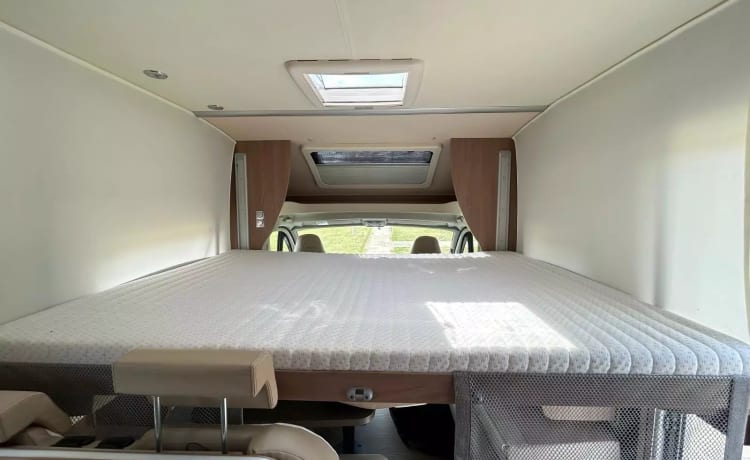 Kayden – 4 Berth Luxury Motorhome