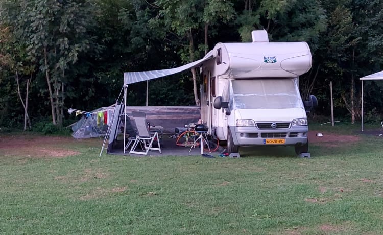 JoEliday – Geräumiger Familiencamper mit Backofen und Klimaanlage