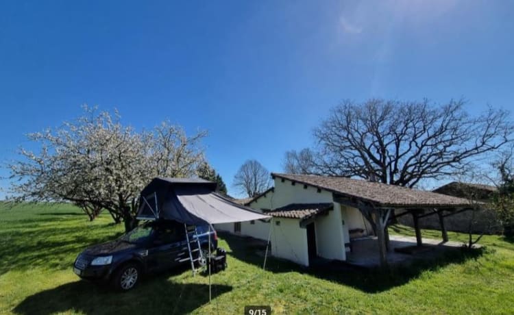 Mr. Blue Sky – Land Rover mit großem Dachzelt und voller Campingausrüstung in Frankreich