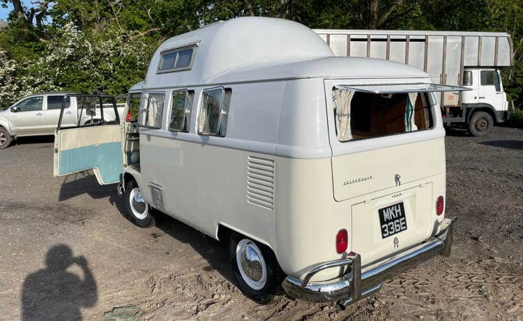 Snowy – 2 berth Volkswagen campervan from 1957