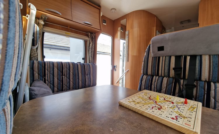 Kaz Camper – Fabulous 6 berth 4 seatbelts with WIFI Chausson alcove (2010)