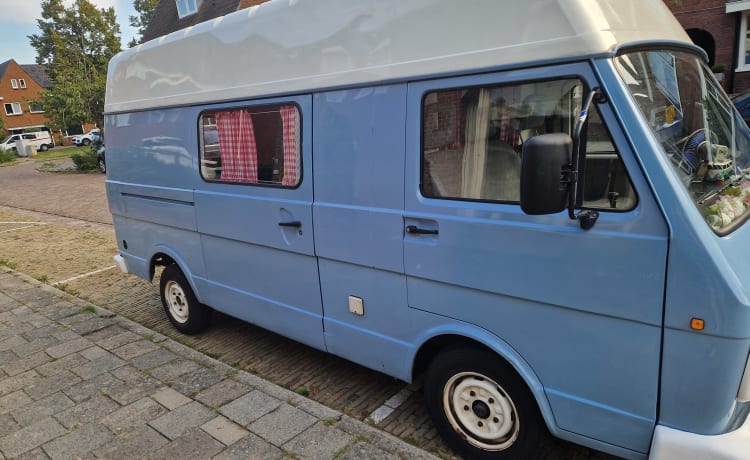 Nice Volkswagen bus camper, ready for adventure!