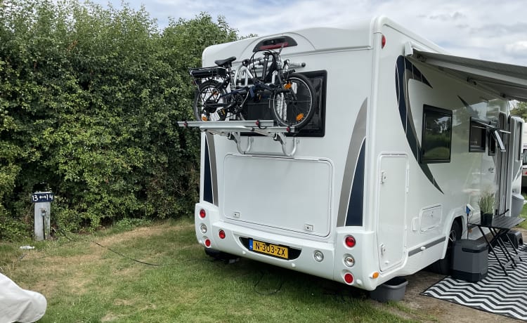 4 persoons bijzonder ruime, rijk uitgeruste Chausson camper 2019