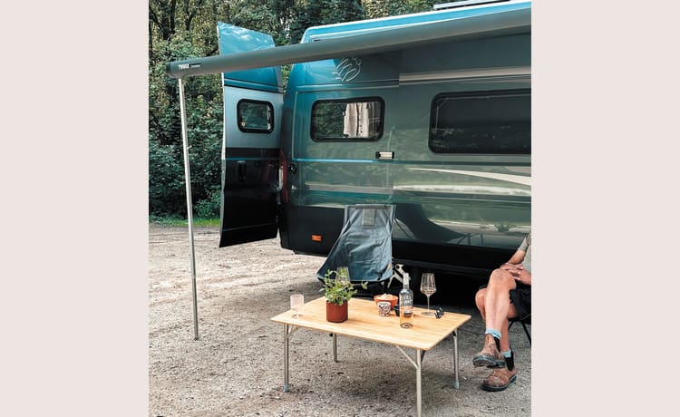 CLAY & GRACE - home away from home – Camper bus Knaus per 2 persone del 2019 - con design speciale