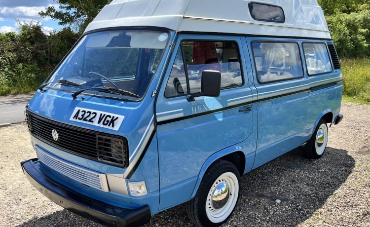 Retro Rentals Henley – 1984 Retro Volkswagen T25 - Little Betty Blue. (Onlangs gerestaureerd)