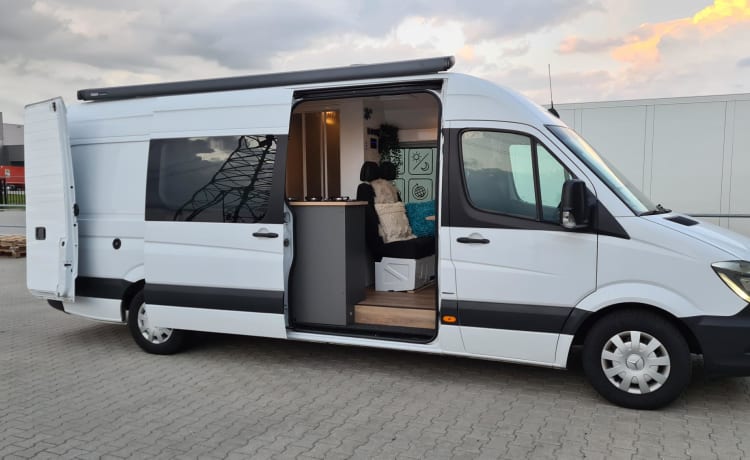 Sprinter XXL a wonderful compact camper with lots of space!