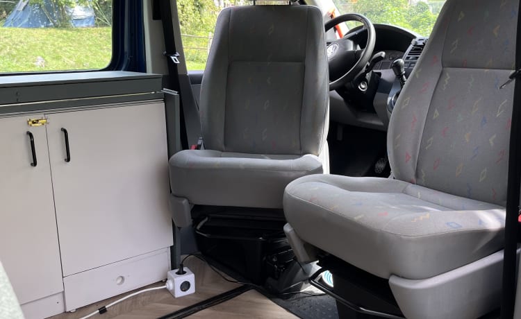 Billy – Schattige 4p Volkswagen T5 Camperbus met slaaphefdak en complete uitrusting