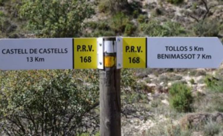 Burstner confortable pour 4 personnes avec porte-vélos.