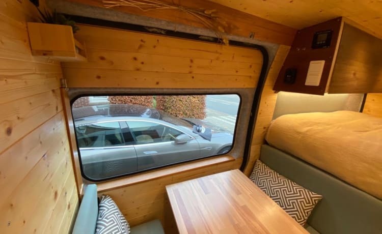 Surf Camper – Off Grid Camperbus Fiat Ducato L2H2 (pour les journées chaudes et froides)