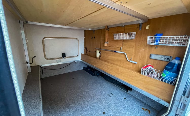 Cosy Family Camper – Komplett gemütlicher Familiencamper mit großer Garage 5p Hymer