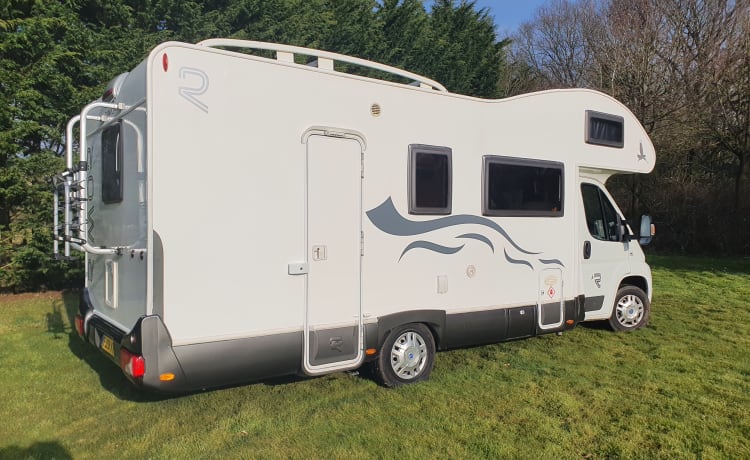 Frankie G – Frankie is onze mooie en flexibele 6-persoons camper.