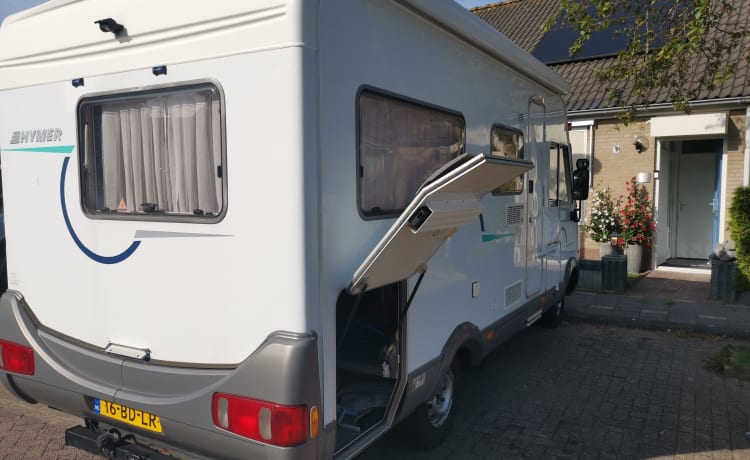 B574 met dubbele bodem  – 4p Top Hymer with good French beds