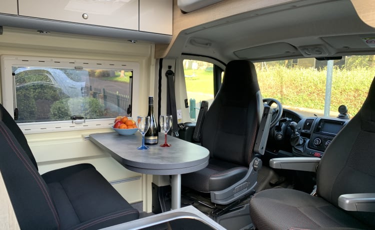 Beau camping-car autosuffisant, 2 couchages et porte-vélos