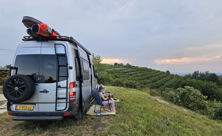 BoWi bus – 2p off Grid Mercedes-Benz bus, nieuwe inbouw