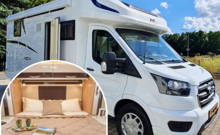 McLouis MC4 – Luxurious & brand new (2022) 4p McLouis semi-integrated with queen size bed